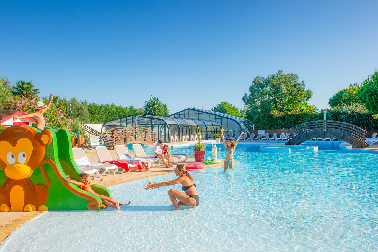 Buitenzwembad, kinder glijbaan, overdekt zwembad op camping CAPFUN Quatre Vents d'Ol�ron in St Georges d�Ol�ron (17).