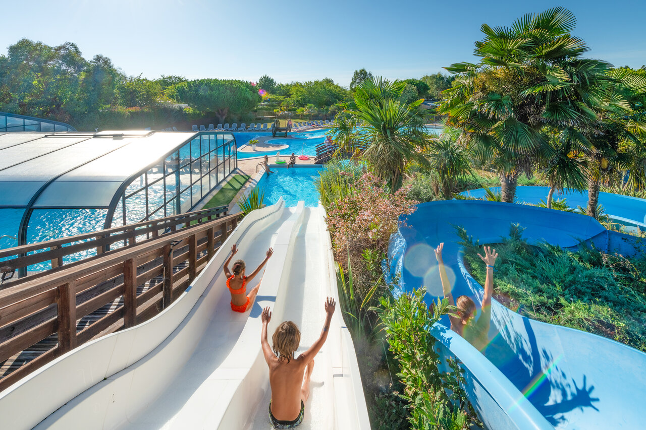 Waterglijbanen en buitenzwembaden op camping CAPFUN Quatre Vents d'Ol�ron in St Georges d�Ol�ron (17).