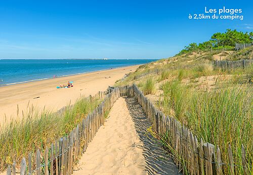 Fijn zandstrand en toegangspad op camping CAPFUN Quatre Vents d'Oléron in St Georges d'Oléron (17).