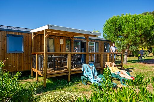 Houten Mobil-home met overdekt terras en stoelen op camping CAPFUN Quatre Vents d'Ol�ron in St Georges d'Ol�ron (17).