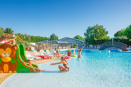 Buitenzwembad en kinderglijbaan op camping CAPFUN Quatre Vents d'Oléron in St Georges d'Oléron (17).