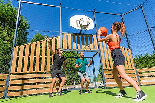 Multisportterrein voor een basketbalwedstrijd op camping CAPFUN Quatre Vents d'Oléron in St Georges d'Oléron (17).