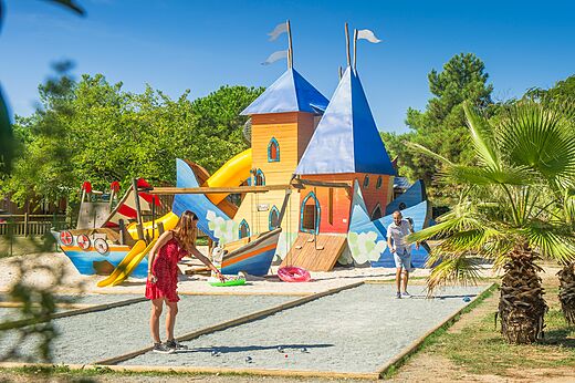 Speeltuin en jeu de boules op camping CAPFUN Quatre Vents d'Ol�ron in St Georges d'Ol�ron (17).