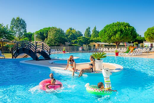 Buitenzwembad met brug op camping CAPFUN Quatre Vents d'Oléron.