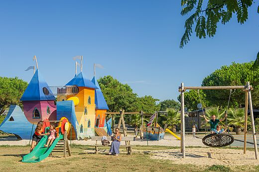 Speeltuin met kasteel, glijbaan, schommels op camping CAPFUN Quatre Vents d'Ol�ron in St Georges d'Ol�ron (17).