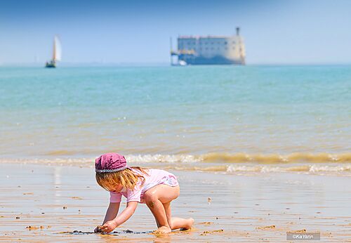 Kind spelend op het zandstrand op camping CAPFUN Quatre Vents d'Ol�ron in St Georges d'Ol�ron (17).
