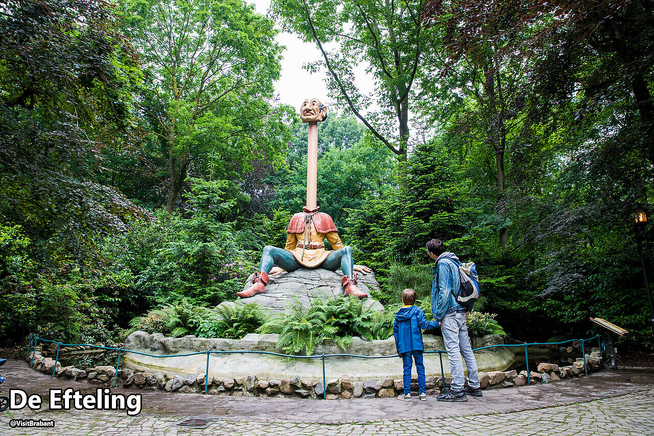 Sprookjesbeeld Lange Nek in Efteling, themapark in Noord-Brabant.