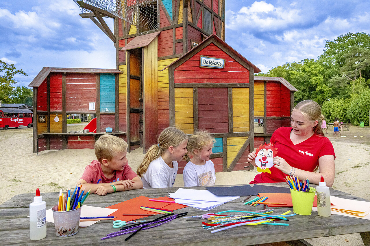Creatieve activiteit voor kinderen met Capfun-animator op camping CAPFUN Rakelbos in Westelbeers.