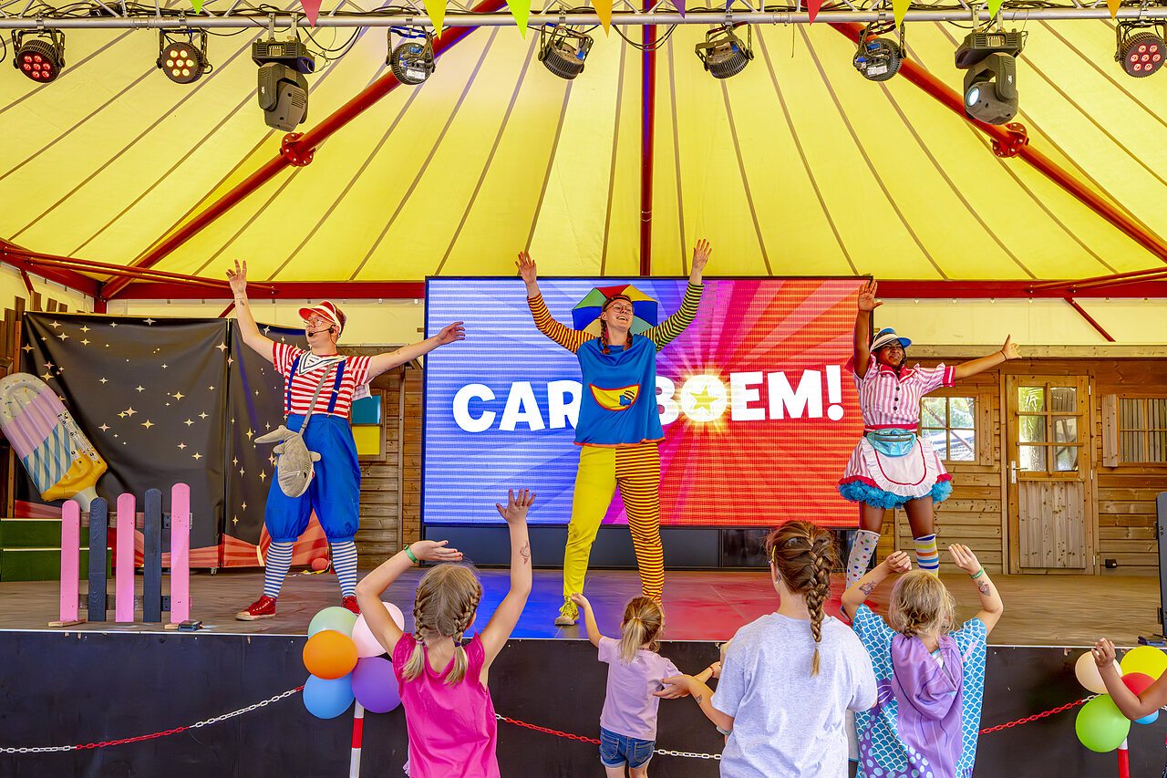 Animators op podium met kinderen, leuke show op camping CAPFUN Rakelbos in Westelbeers.