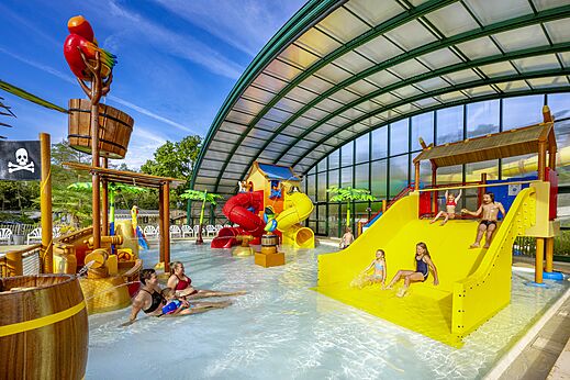 Overdekt waterpark, glijbanen en waterspellen op camping CAPFUN Rakelbos in Westelbeers.