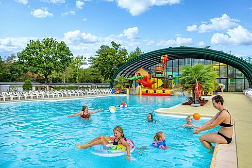 Buitenzwembad met waterspellen en glijbanen op camping CAPFUN Rakelbos in Westelbeers.