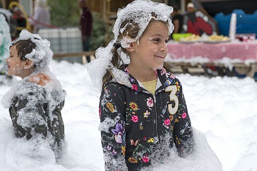 Lachende kinderen spelen in schuim, animatie op camping CAPFUN Rakelbos in Westelbeers.