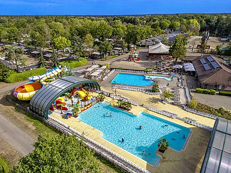 Groot waterpark met zwembaden en glijbanen op camping CAPFUN Rakelbos in Westelbeers.