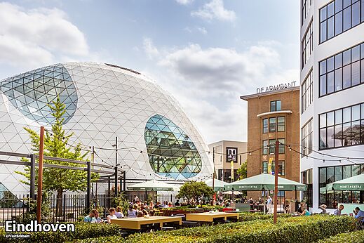 Modern stadscentrum van Eindhoven met eigentijdse architectuur en levendige terrassen.