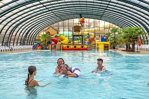 Overdekt zwembad, waterspellen, familie plezier op camping CAPFUN Rakelbos in Westelbeers.