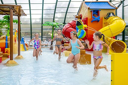Overdekt waterpark, waterspellen en glijbanen op camping CAPFUN Rakelbos in Westelbeers.