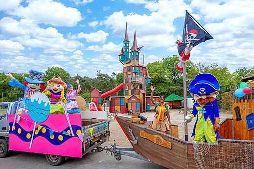 Animatieparade, mascottes en kasteel speelstructuur op camping CAPFUN Rakelbos in Westelbeers.