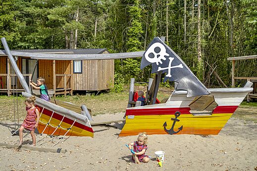 Piratenboot speeltuin en kinderen op camping CAPFUN Rakelbos in Westelbeers.