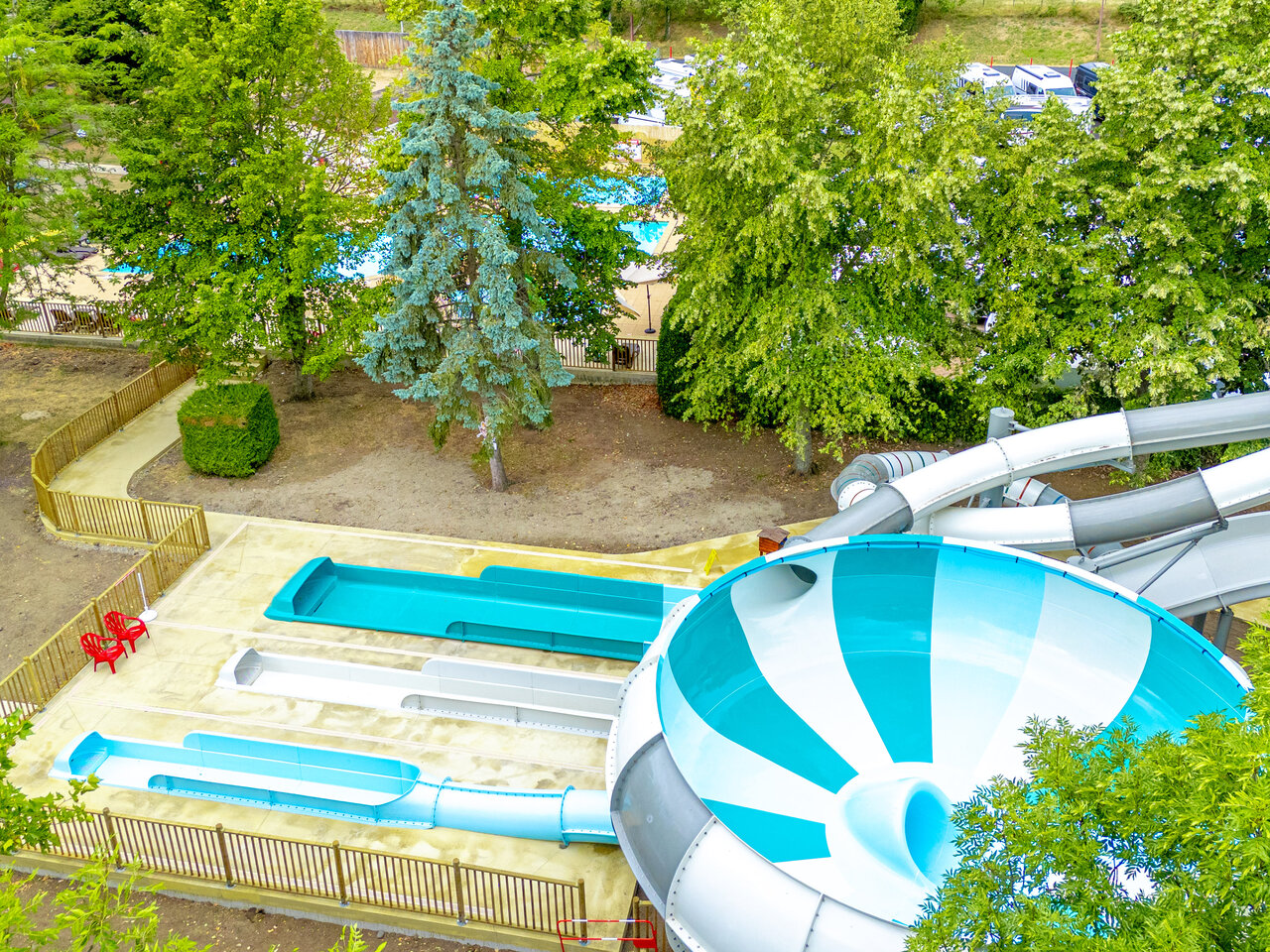 Reusachtige waterglijbanen, trechter en zwembad bij CAPFUN Ranch des Volcans (63).