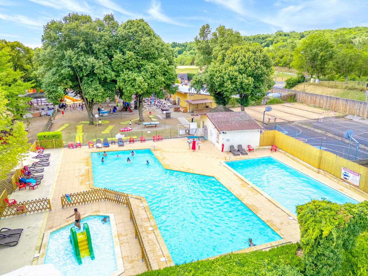 Buitenzwembaden, glijbaan en minigolf op CAPFUN Ranch des Volcans in Chatel-Guyon (63).