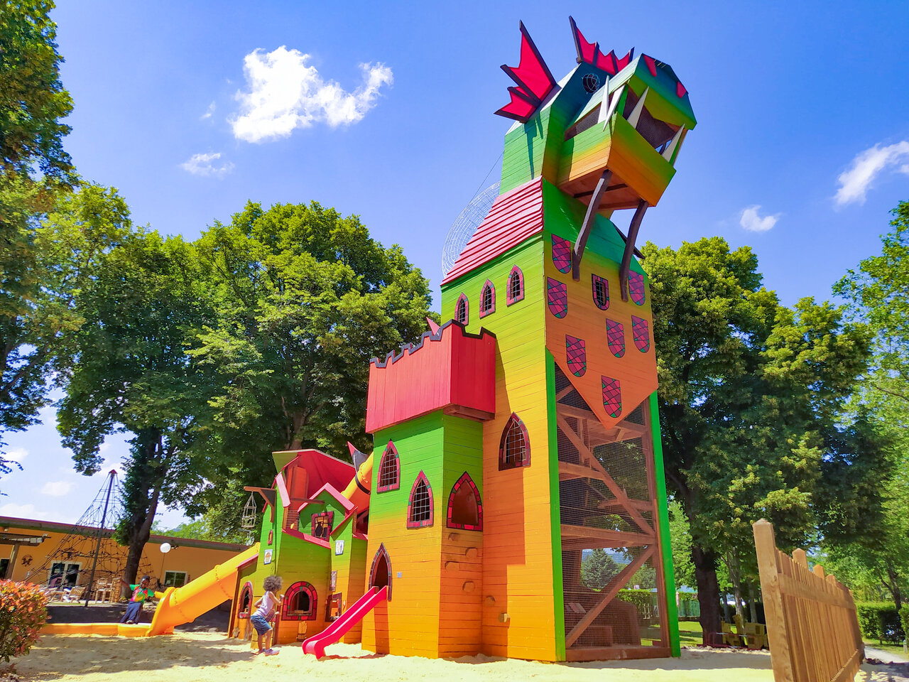 Draken speeltuin, glijbanen, kinderen, camping CAPFUN Ranch des Volcans, Chatel-Guyon.