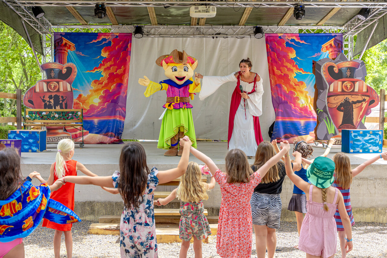 Kinderanimatie met mascotte en animator op camping CAPFUN Ranch des Volcans.