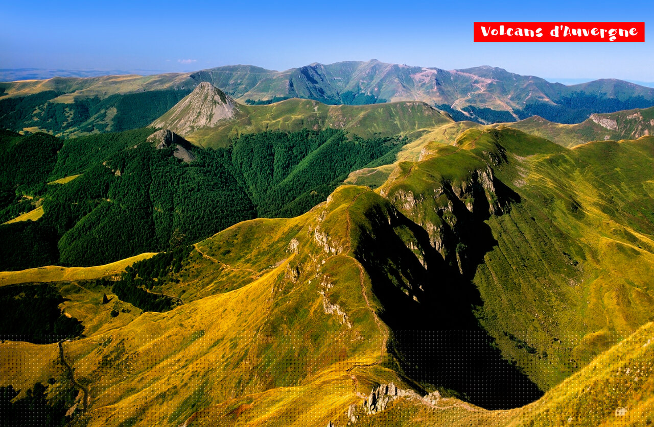 Majestueus vulkanisch landschap van de Auvergne-vulkanen, te bezoeken in Auvergne-Rh�ne-Alpes.