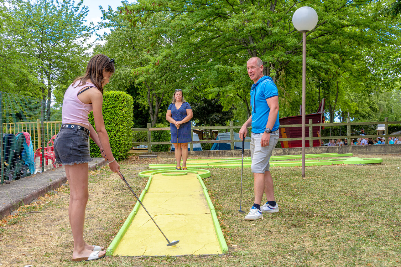 Minigolf op camping CAPFUN Ranch des Volcans in Chatel-Guyon (63).