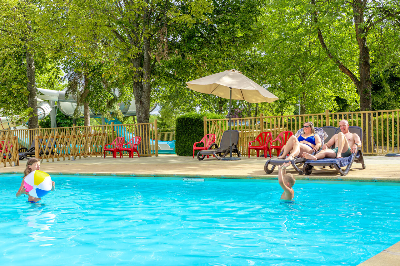 Buitenzwembad, glijbanen, familie op camping CAPFUN Ranch des Volcans, Chatel-Guyon (63).