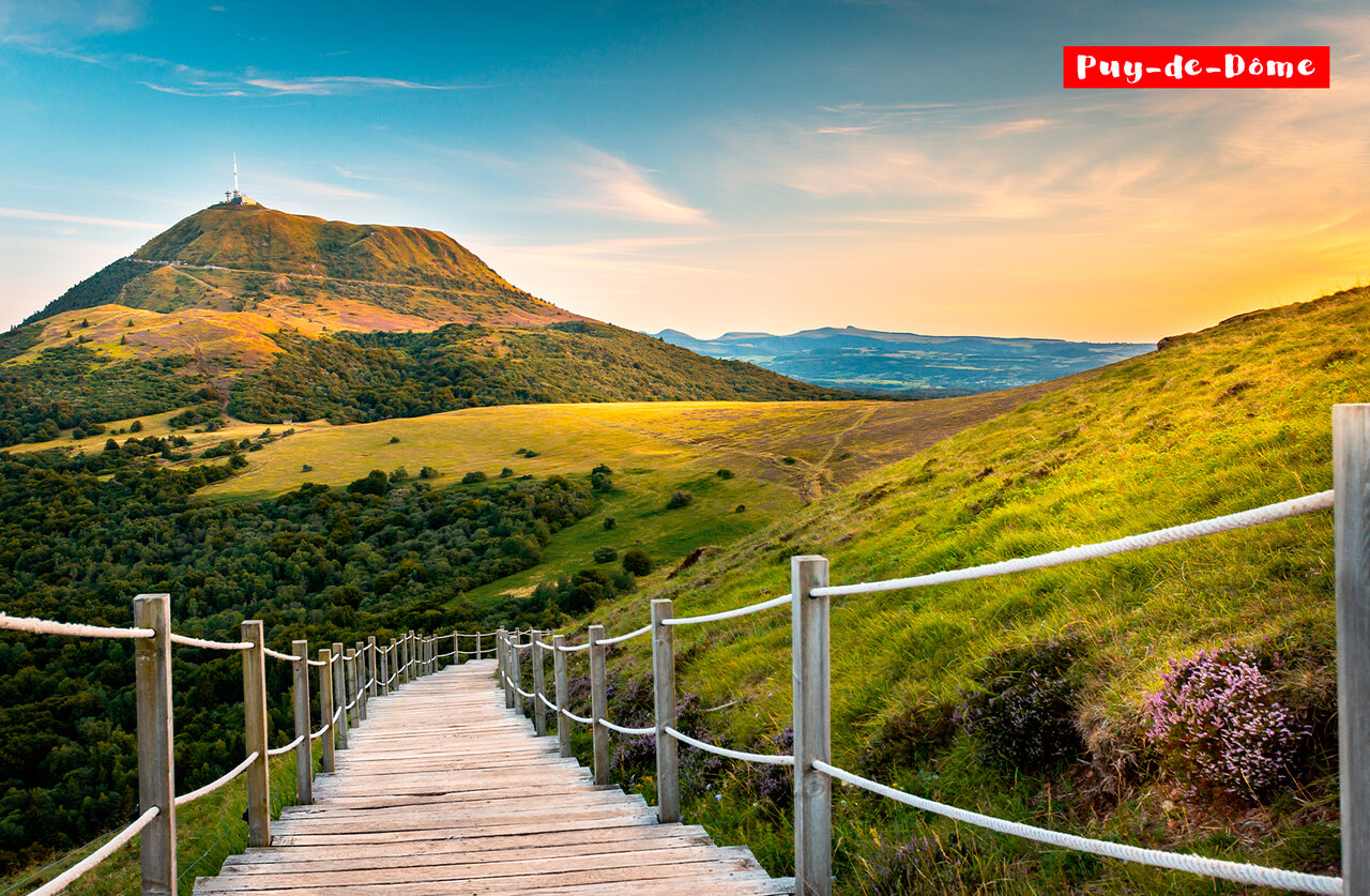 Houten pad naar de Puy de D�me, iconische plek in de Auvergne.