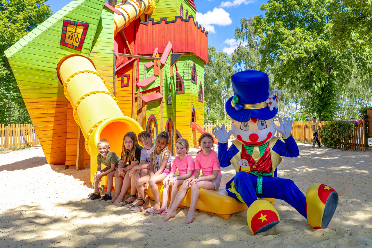 Speeltuin, kinderen en mascotte bij CAPFUN Ranch des Volcans, Chatel-Guyon.
