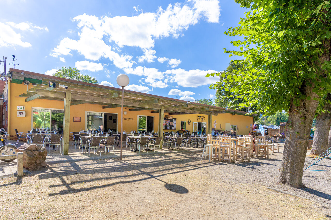 Restaurant en bar met groot buitenterras op camping CAPFUN Ranch des Volcans.