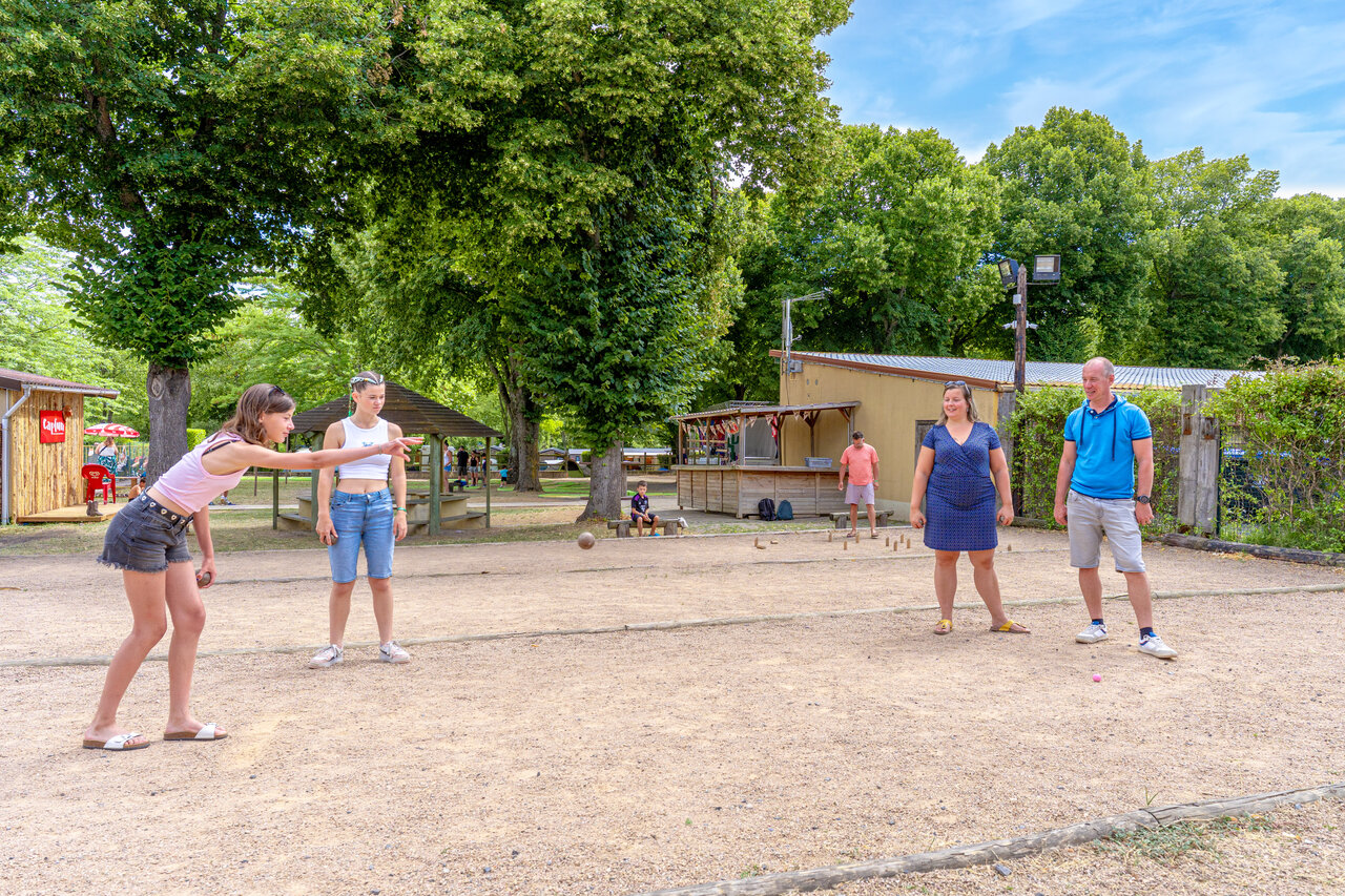 Familie speelt jeu de boules op camping CAPFUN Ranch des Volcans in Chatel-Guyon.