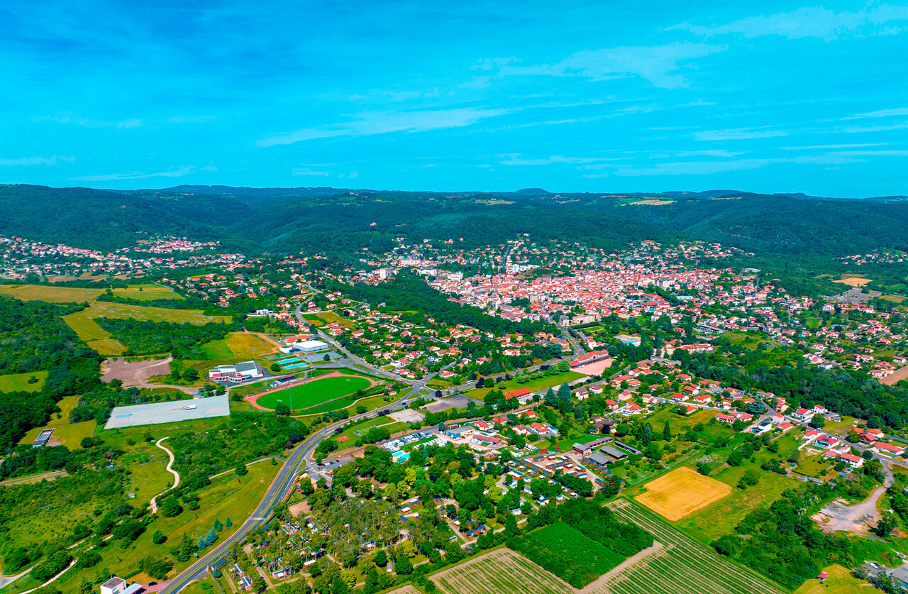 Panoramisch luchtbeeld van Chatel-Guyon en camping CAPFUN Ranch des Volcans (63).