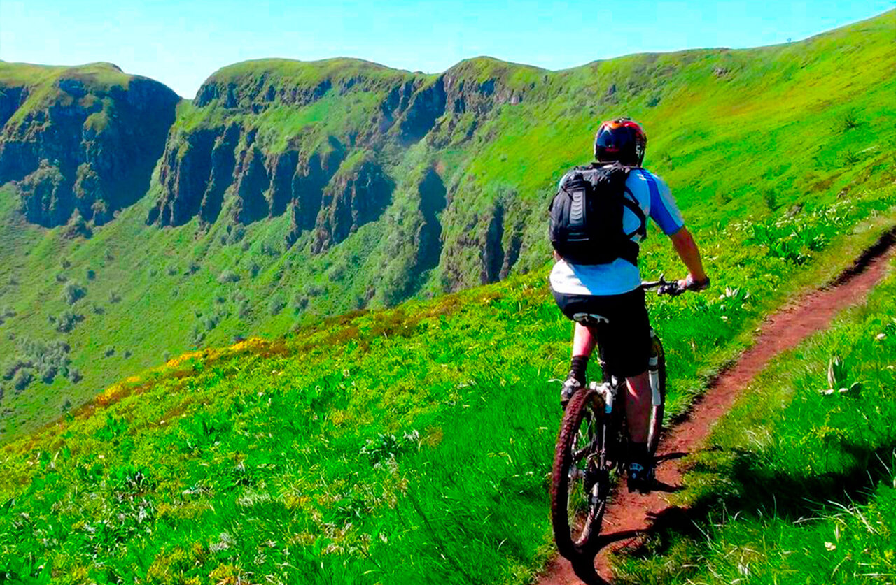Mountainbiker op bergpad op camping CAPFUN Ranch des Volcans in Chatel-Guyon.