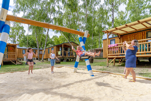 Speeltuin met schommels voor kinderen, stacaravans op CAPFUN Ranch des Volcans.