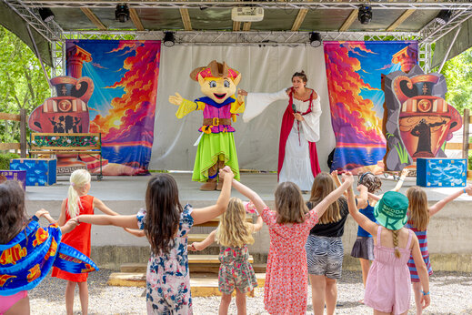 Animatievoorstelling met mascotte en kinderen op camping CAPFUN Ranch des Volcans in Chatel-Guyon (63).