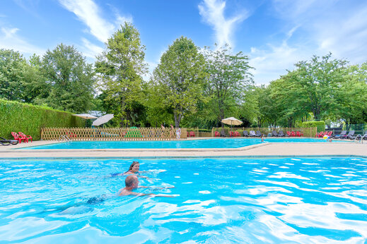 Buitenzwembad met zwemmers op camping CAPFUN Ranch des Volcans in Chatel-Guyon (63).
