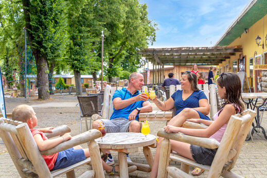 Familie aan de bar van camping CAPFUN Ranch des Volcans in Chatel-Guyon (63).