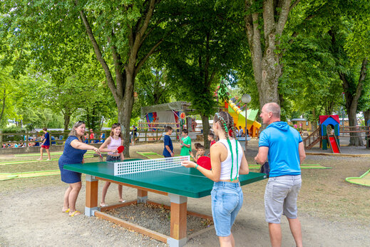 Familie speelt tafeltennis buiten op camping CAPFUN Ranch des Volcans (63).