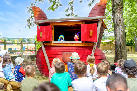 Poppenkastvoorstelling voor kinderen op camping CAPFUN Ranch des Volcans, Chatel-Guyon (63).