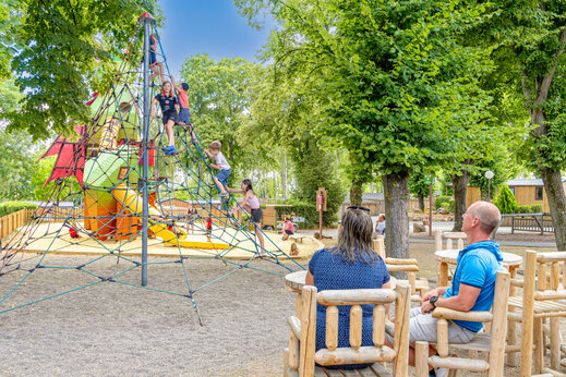 Speeltuin, klimmen op camping CAPFUN Ranch des Volcans in Chatel-Guyon (63).