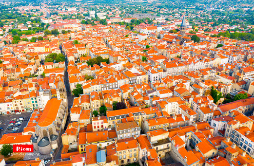 Luchtfoto van het historische centrum van Riom, stad te bezoeken in Auvergne.