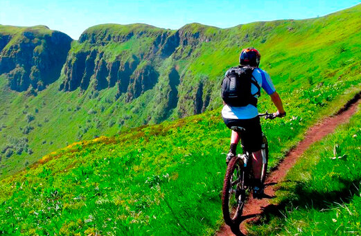 Mountainbiker op bergpad, landschappen bij CAPFUN Ranch des Volcans (63).