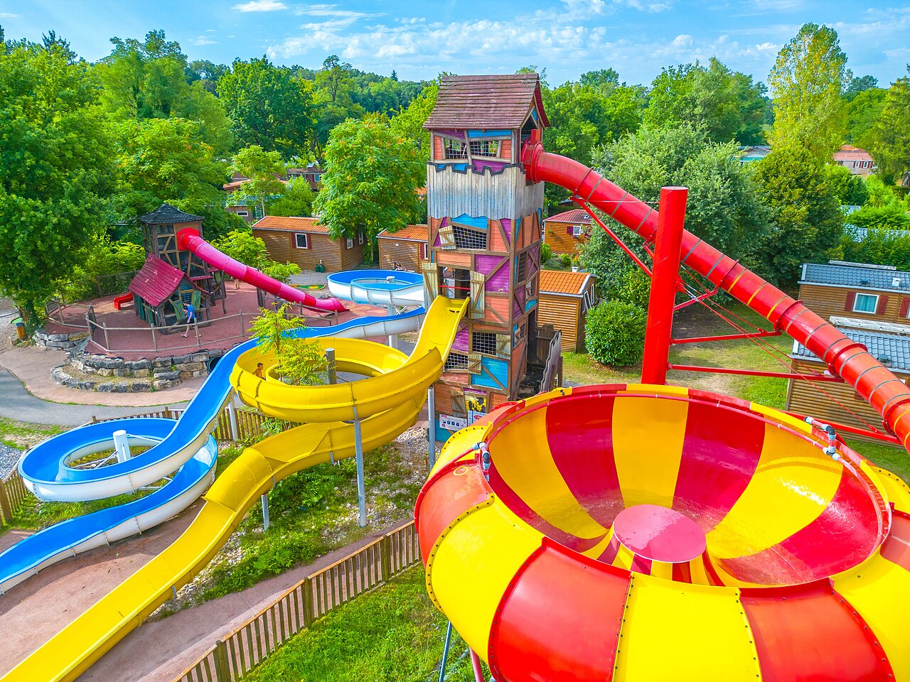 Gigantische waterglijbanen, speelzwembad op camping CAPFUN R�gni�re in VILLETTE D'ANTHON (38).