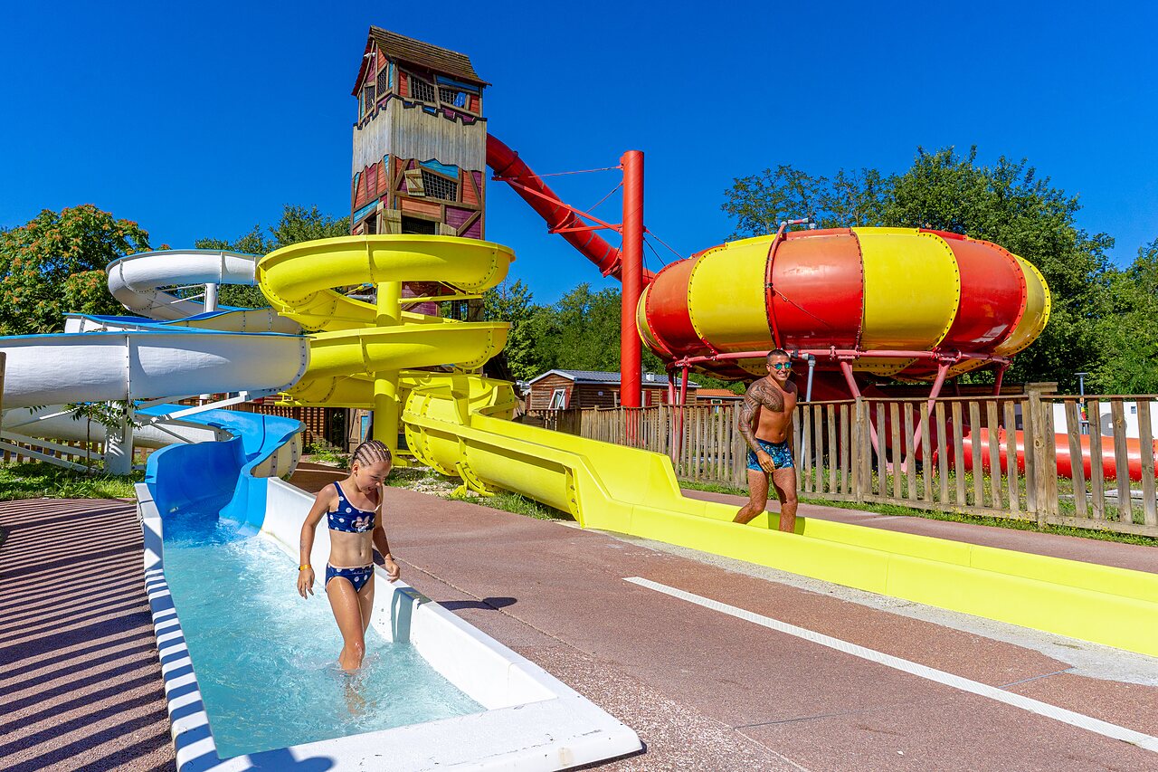 Reusachtige waterglijbanen en thematische toren op camping CAPFUN R�gni�re in VILLETTE D'ANTHON (38).