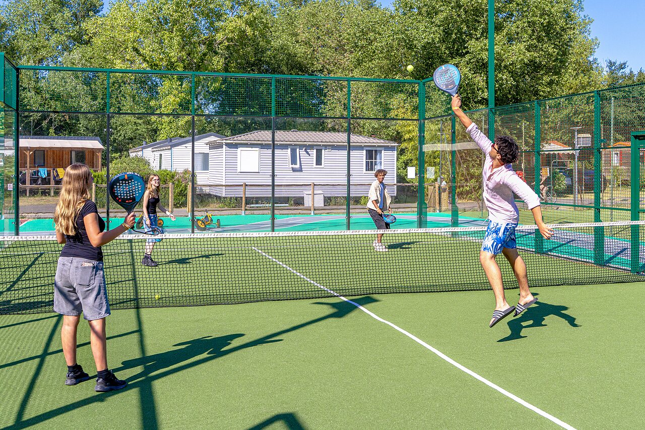 Padelbaan met actieve spelers op camping CAPFUN R�gni�re in VILLETTE D'ANTHON (38).