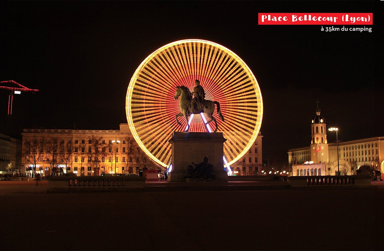 Place Bellecour in Lyon 's nachts, verlicht reuzenrad en ruiterstandbeeld.