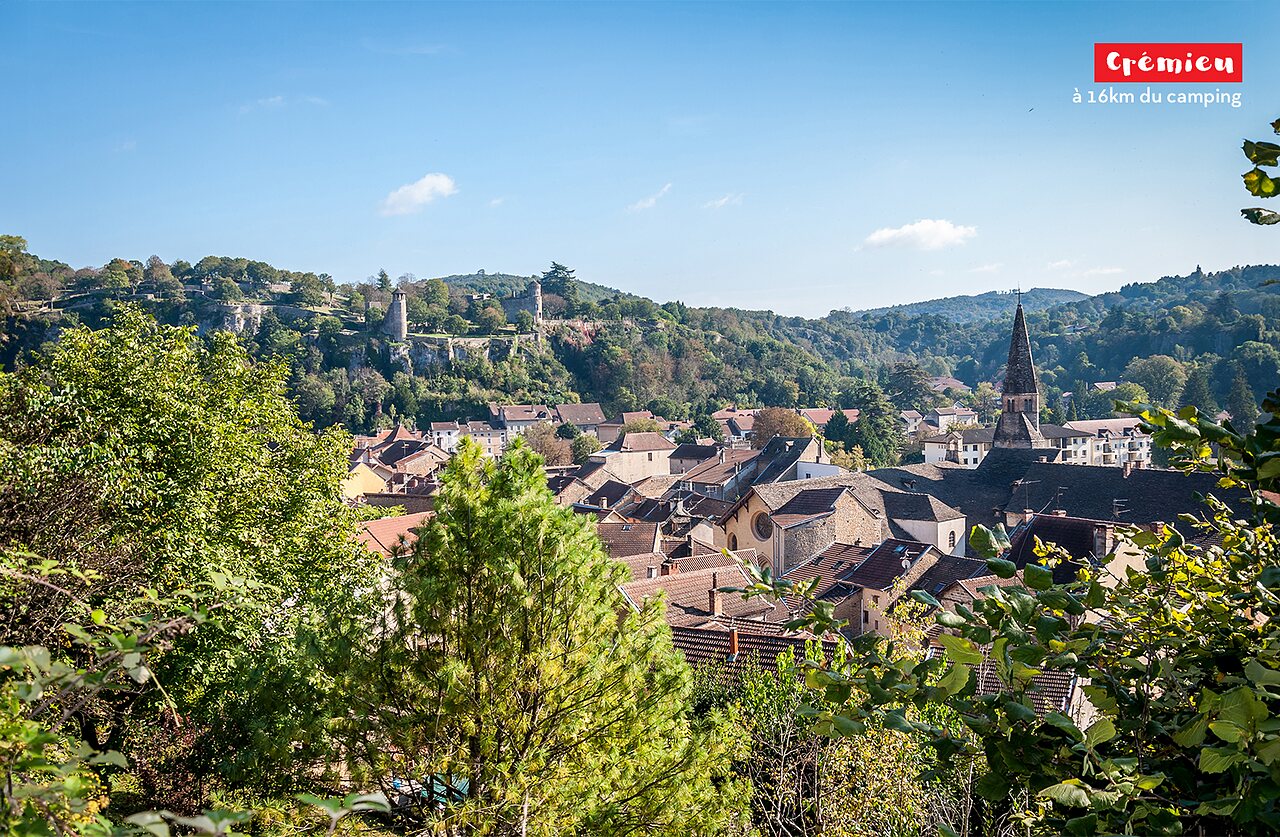 Middeleeuwse stad Cr�mieu met kerk, bezienswaardigheid nabij de camping.