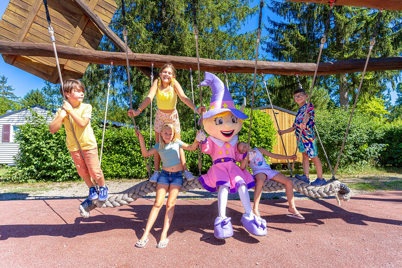 Kinderen en mascotte op reuzenschommel op camping CAPFUN R�gni�re in VILLETTE D'ANTHON (38).